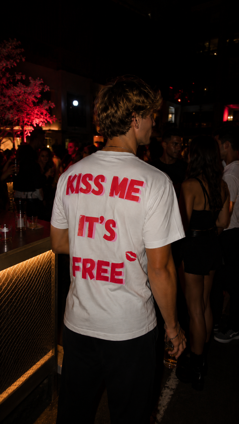 KISS ME IT'S FREE
