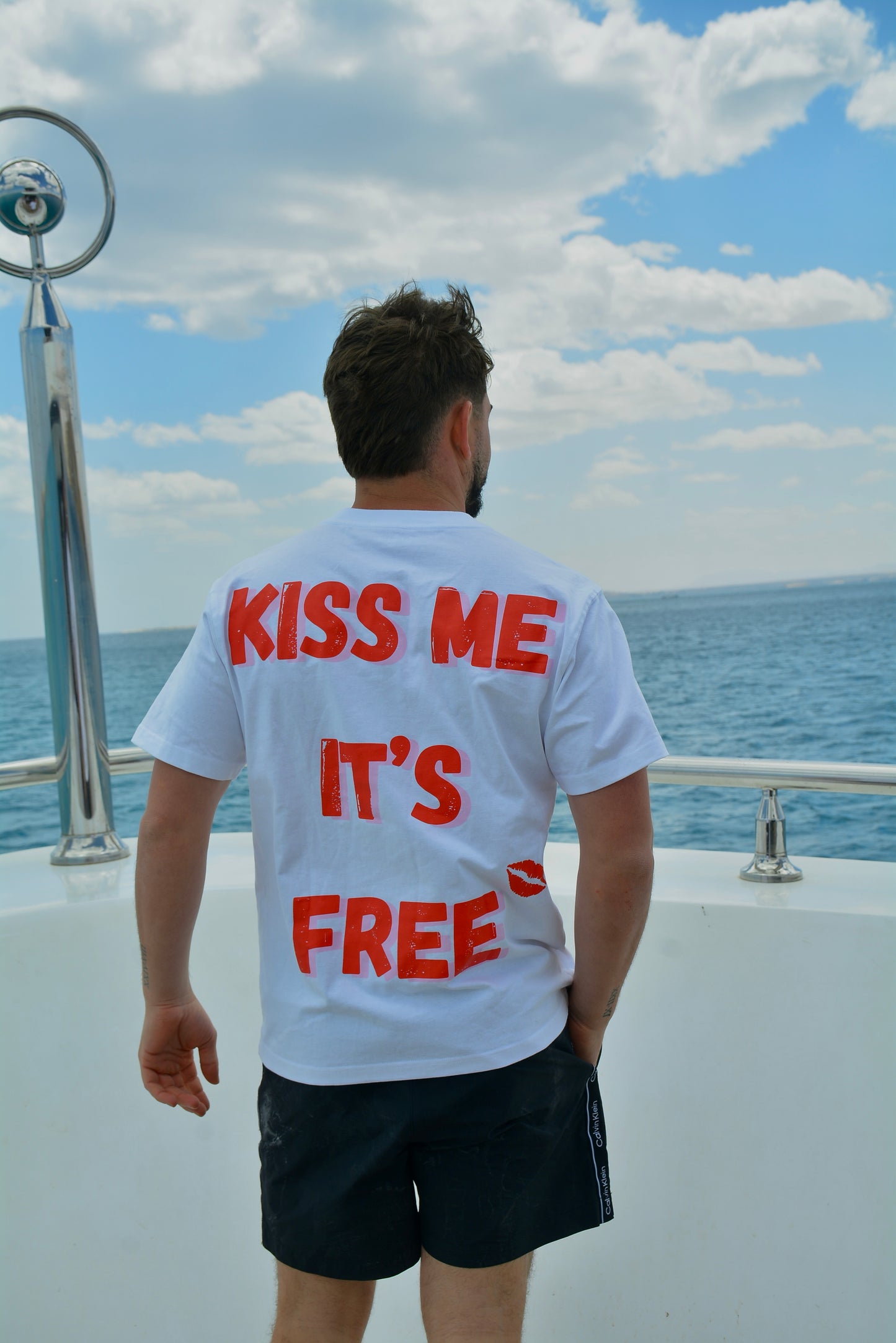 KISS ME IT'S FREE