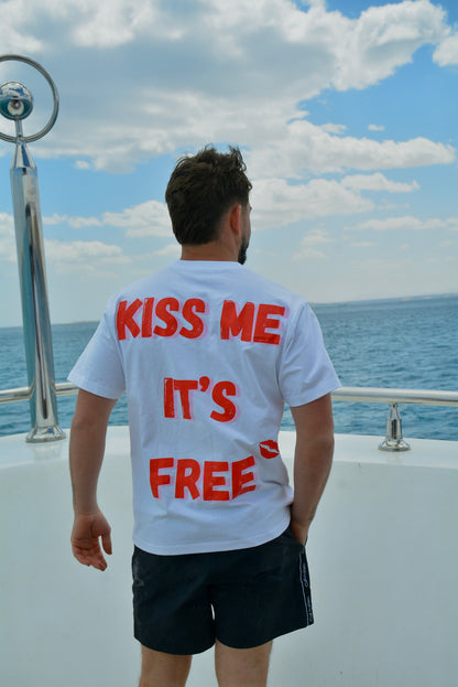 KISS ME IT'S FREE